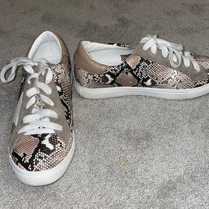 shoes/ brown and white stars. snake skin